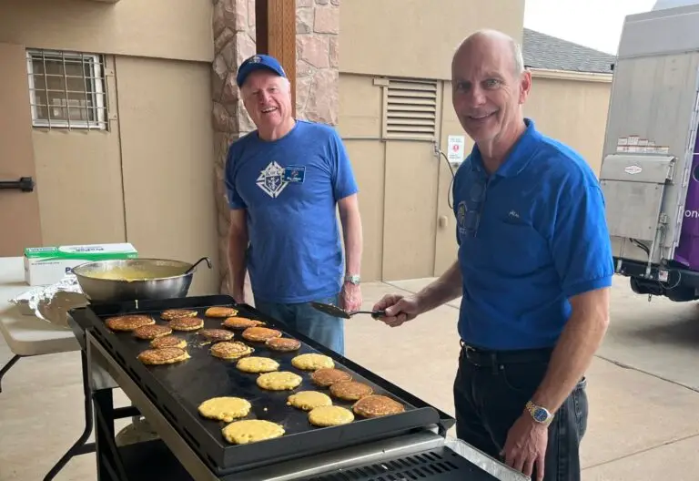 Bill Urban and Alan Schonher flippin' cakes